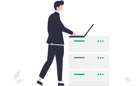 網(wǎng)絡運維人員在用筆記本電腦檢查服務器是否正常