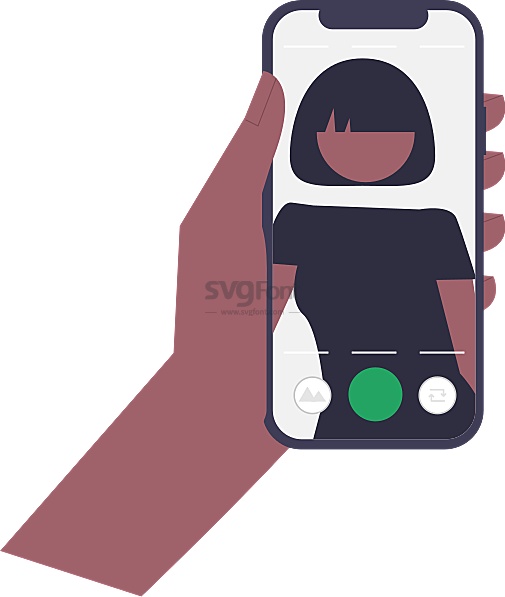 女孩翻看自拍的照片效果/女孩正拿着手机自拍