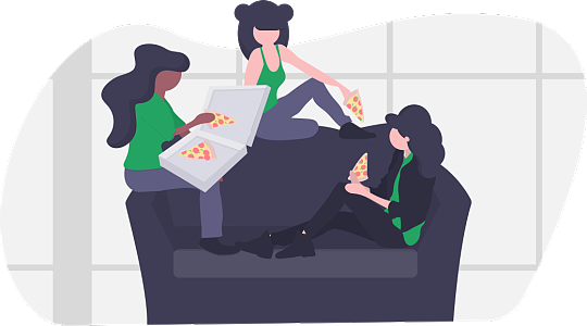 大学宿舍的三个女孩在沙发上分享pizza